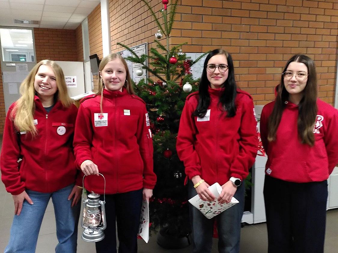 BORG-Schülerinnen bringen das Friedenslicht