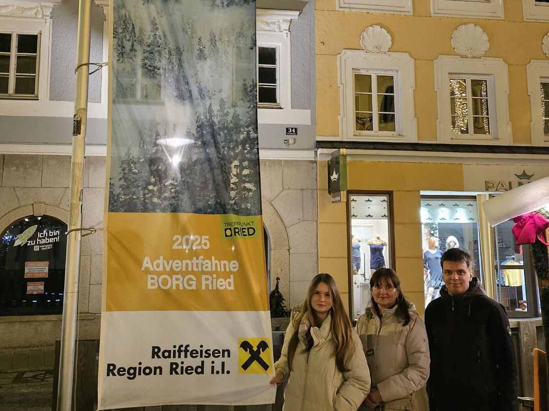 Rieder Fahnenadvent: Julia Stöger (8B) gewinnt Publikums-Voting.