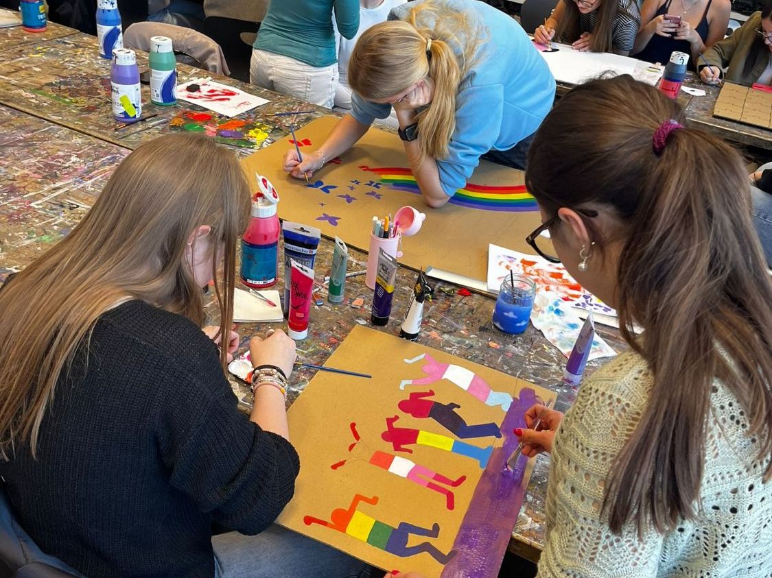 BORG SchülerInnen gestalten PRIDE Plakate